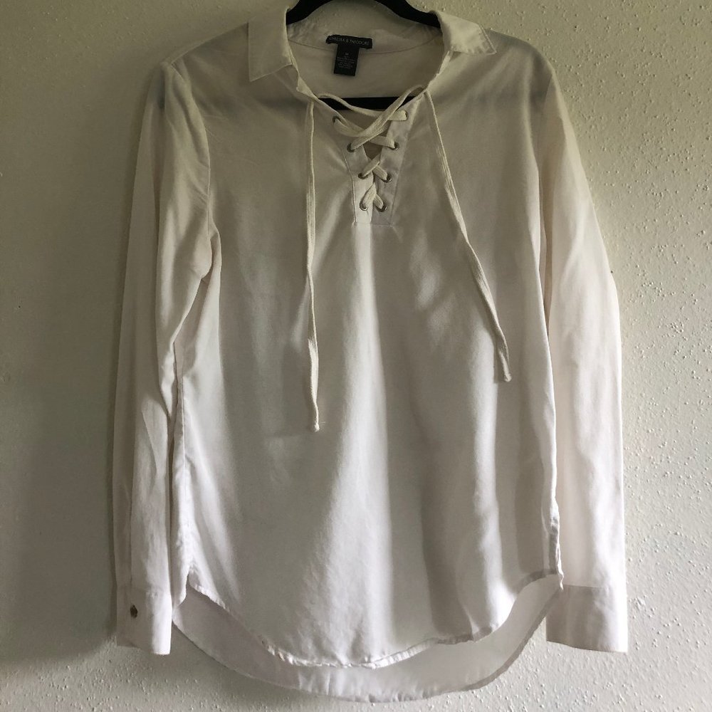 CHELSEA & THEODORE WHITE BLOUSE WITH TIE DETAIL